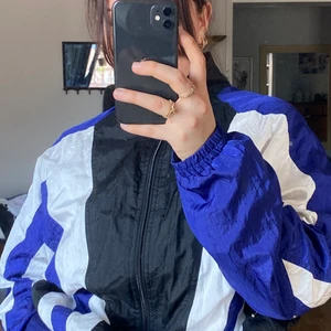 80-tals jacka  - Säljer en superfin jacka, använd typ 2 gånger. Otroligt skön och snygg till allt i princip! Jag som använder storlek M i vanliga fall är jackan lite oversized! Pris kan diskuteras:)