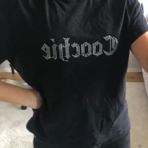 T-shirt med paljetter - Tröja från weekday med paljetter använd typ 3 gånger