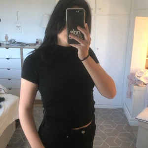 Cheap Monday t-shirt  - Svart t-shorts med ”hög” krage från cheap monday, fint skick och nästan aldrig använd. Köparen betalar frakten