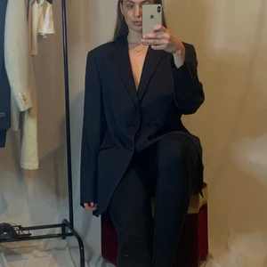 Oscar Jacobson Blazer  - Väldigt fint skick blå blazer från Oscar Jacobson. Modelen är 180 och bär normaltsett Medium, Large. Skulle säga att den passar en M-XL beroende på hur man att den ska sitta. Passar såväl dam och herr. 