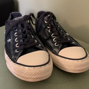 Converse Low Top strl 37.5 - Ett par converse i mörkblå, köpta i USA för några år sedan men väldigt sparsamt använda. För frågor eller fler bilder kontakta mig gärna💛