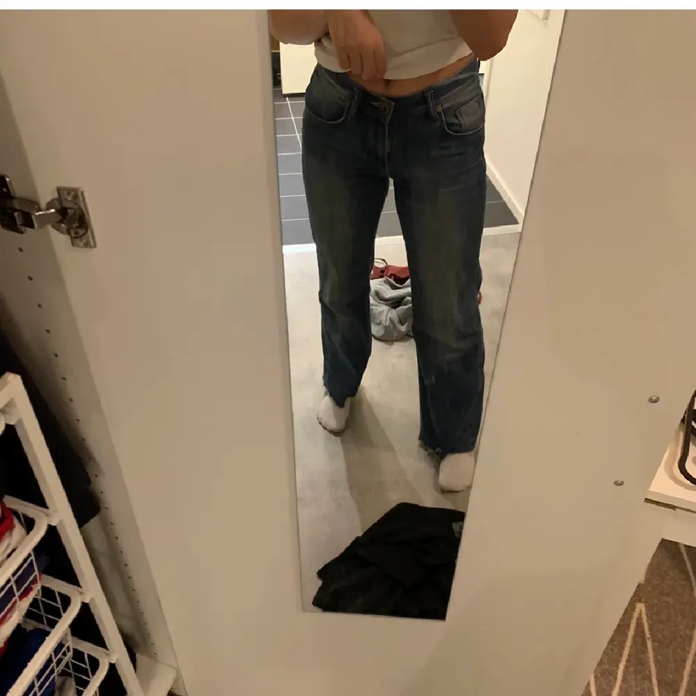 Super snygga Massimo dutti jeans, jag är 175 och skulle säga att jeansen passar någon som använder 36. Jeans & Byxor.