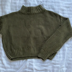 Stickad grön tröja i storlek XS - Denna stickade gröna tröjan är från hm och är i storleken XS💚