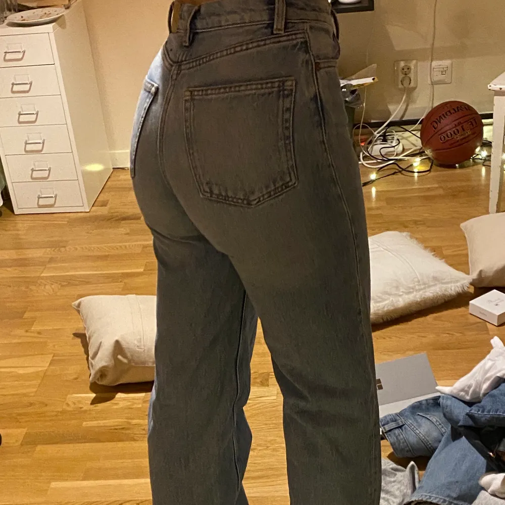 Skit snygga jeans från monki i modellen Yoko som tyvärr inte kommer till användning längre, perfekt i storleken för mig som e 168 då jag har follat ner de, synd på sista bilden . I bra skick. Köparen står för frakten💕. Jeans & Byxor.