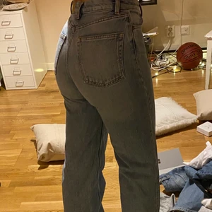Monki jeans - Skit snygga jeans från monki i modellen Yoko som tyvärr inte kommer till användning längre, perfekt i storleken för mig som e 168 då jag har follat ner de, synd på sista bilden . I bra skick. Köparen står för frakten💕
