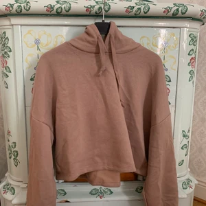 Brun hoodie - Brun hoodie ifrån ginatricot med luva, den är lite croppad. Aldrig använd så i väldigt bra skick! 