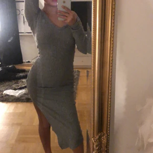 Klänning med sluta  - Klänning med slits grå