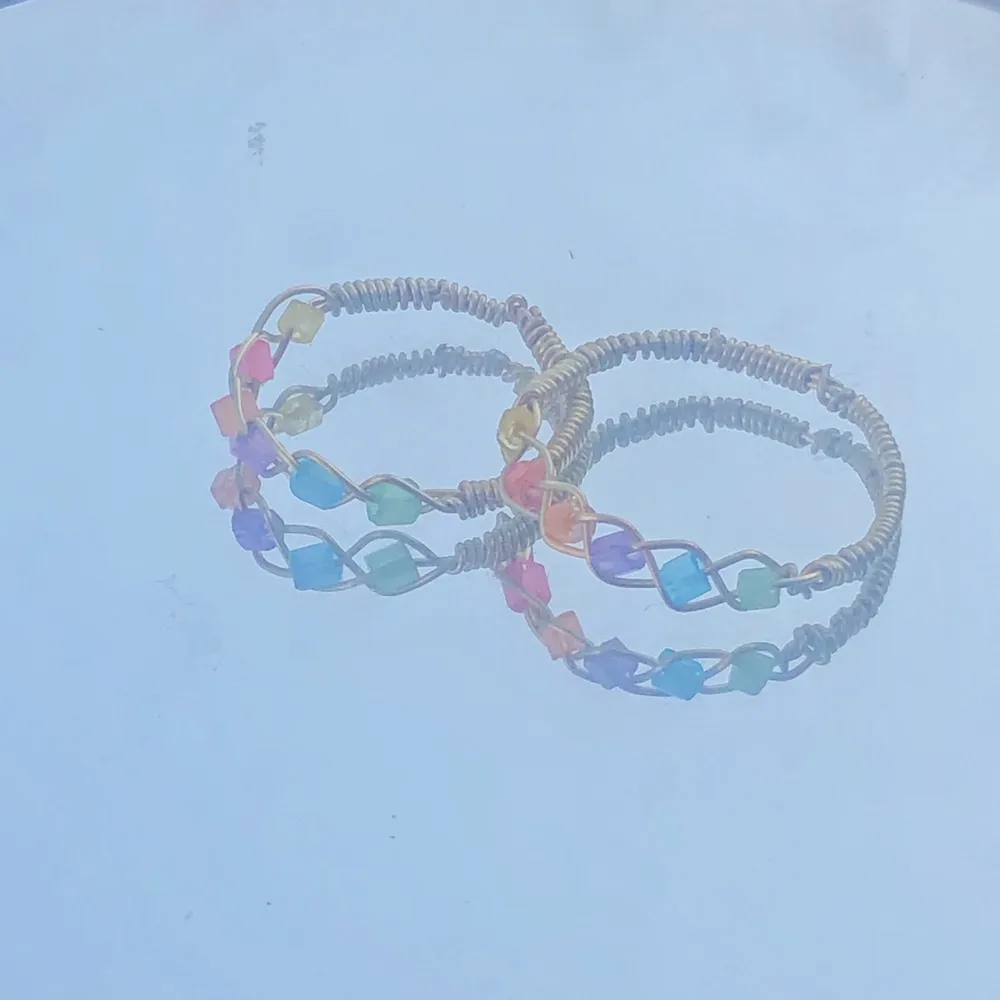 Säljer dessa handgjorda ringar i guld-färg som ska representera de 6 olika infinity stones från Marvel-filmerna❤️❤️ De görs på beställning och man kan även få dessa i silver🥰 Frakt: 30kr. Accessoarer.