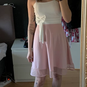 Dress - - Min skolavslutningsklänning från 9:an. Superfin skick och bara användt en gång. Köpt från Ungern, det finns ingen lapp i men passar bra för storlek XS-S. 