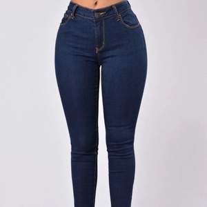 Highwaisted Booty Shaping dark washed jeans från FashionNova, storlek US7, ungefär M i svensk storlek