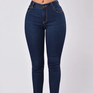 FashionNova jeans - Highwaisted Booty Shaping dark washed jeans från FashionNova, storlek US7, ungefär M i svensk storlek