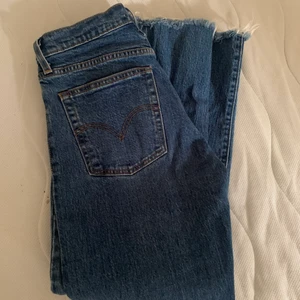 Levis jeans straight wedgie - Säljer mina Levis jeans då dom blivit för små för mig! Storlek 26. 