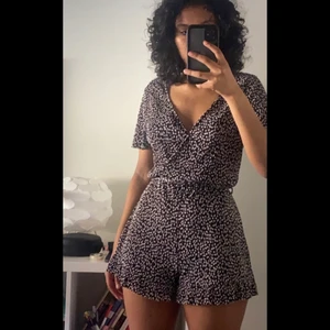 Trendig blommig romper från pull and bear. - Blommig romper från pull and bear, blommig och perfekt till sommaren. Storlek S sitter perfekt på mig som är 171 men hade även passar kortare personer.