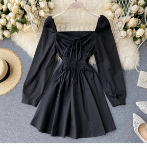 Svart klänning - Fin klänning som tyvärr inte passade mig, är helt ny från Allprettygirls, en butik i Australien. Sitter åt runt midjan på ett väldigt fint sätt, har även snörning vid bysten. Utgångspris 200kr plus frakt, högsta bud gäller❤️