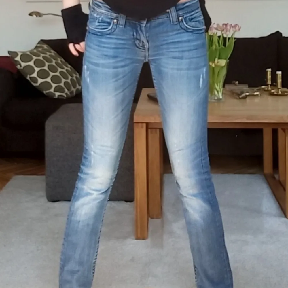Svin snygga blåa jeans från miss me med diamanter på bakfickorna, använda fåtal gånger 🌠. Jeans & Byxor.