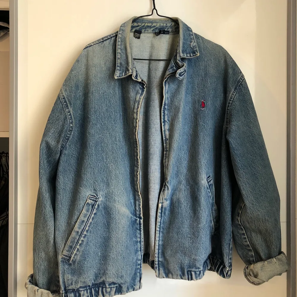 Vintage jeansjacka från Ralph Lauren köpt på Beyond Retro för ca 700kr 🦋💙👖 oversize fit strl L, passar XS-L. Budgivning är startad! . Jackor.