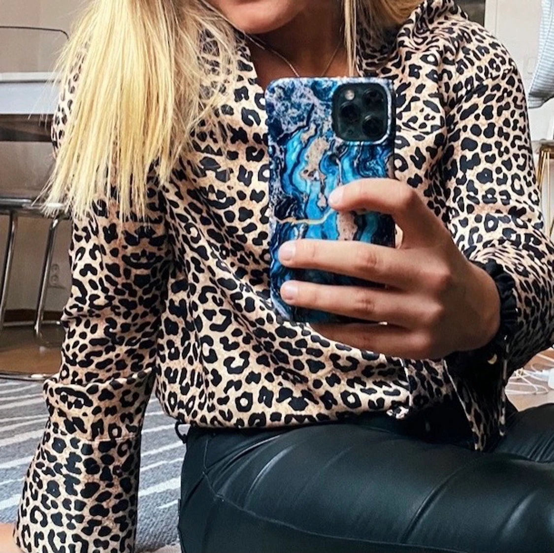 Leopard blus med resår från NA-KD  - 91