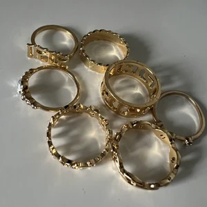 Guld ringar  - Säljes 7 st guldringar som tyvärr va för stora för mig. Skulle tippa på M/L i storlek. 