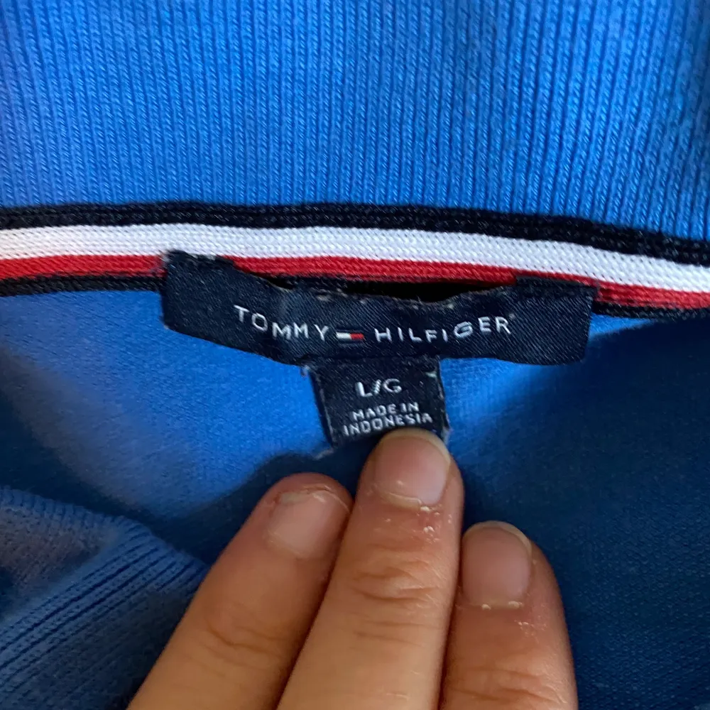 Jättefin pikétröja med Tommy Hilfiger märke i metallstenar, säljer pga kommer inte till användning. Skjortor.