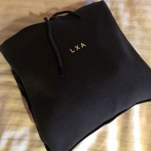 Lxa hoodie i storlek S. Bra skick. Nypris ca 700kr mitt pris 300kr+frakt.