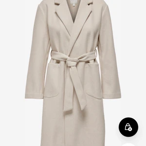 Beige kappa - Nästan oandvänd och har inga skador eller fläckar. Älskar den men inte riktigt min stil. Jag köpte den för 899 kr. Jag skulle bli så glad om någon annan fick andvänding för den. Pris kan absolut diskuteras ❤️❤️❤️ ( sista bilden är inte min  )