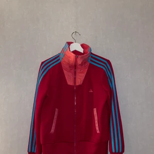 Adidas kofta - Cool kofta från adidas, som ni ser på andra bilden så har ”flärpen” lossnat men det går lika bra ändå 