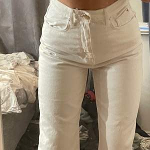 Ett par vita jeans, aldrig använda pågrund av inte varit min smak riktigt då jag inte känner mig bekväm i vita jenas