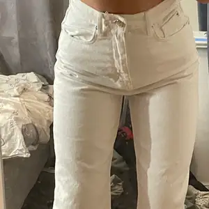 Ett par vita jeans, aldrig använda pågrund av inte varit min smak riktigt då jag inte känner mig bekväm i vita jenas