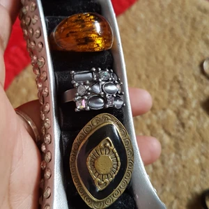 Ringer - 4st så söta ring helt.  Första och tredje är metal öppenbar. Superfint.  Andra glas liknade . Storlek 18. 80kr Sista är brons liknade St 17-19. 100kr  100kr /st plus frakt.  Andra ring 80kr.