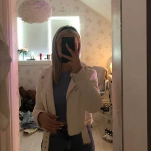 Vit jacka från bik bok - En vit mocka jacka från bik bok i storlek s den passar perfekt som en vår jacka eller om man vill ha nått lätt över axlarna.