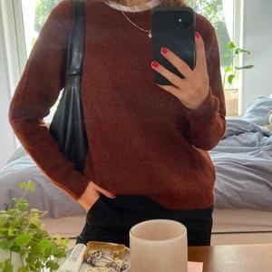 Selected Femme tröja - Tröja från selected femme i nyskick. Endast använd 5 gånger. Roströd färg, perfekt hösttröja. Ganska tunn men varm. Frakt tillkommer. Nypris 500kr