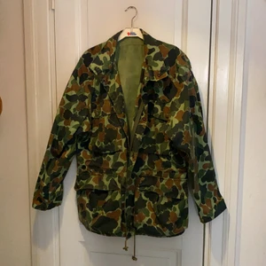 Fjäll rävens kamouflage  - Orginal fjällräven i strlk 48. Köpt 90-tal använd fåtal gånger, som ny. Vid intresse kontaktar ni 0703920483 (nås enbart där!)  