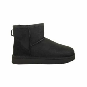 Svarta Uggs mini  - SÖKER svarta låga uggs i storlek 38-39, kan betala upp till 800😚