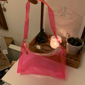 Jättefin rosa genomskinlig väska!! Tyvärr oanvänd av mig, därav säljs den!