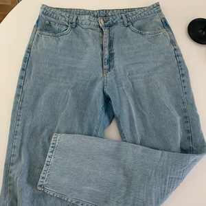Mom jeans - Mom jeans ifrån Gina tricot i storlek 42. Använda ett fåtal gånger