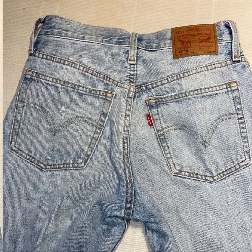 Säljer mina jättefina Levis jeans som tyvärr blivit för små. . Jeans & Byxor.