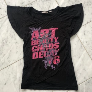 Svart topp med tryck  - Coolt tryck och fettsnygg passform