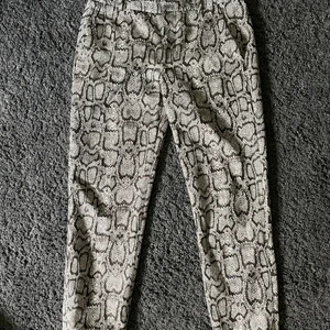 Zara kostymbyxor  - Kostymbyxor från zara med snake mönster. Supersköna och supersnygga, storlek 34 och tyvärr för små, därav de säljes ❤️