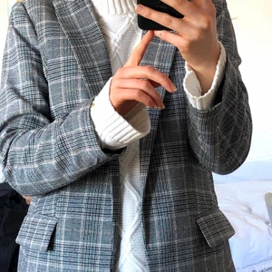 Grå Kavaj - En jättefin kavaj från HM som passar till vilket tillfälle som helst!!! Bekväm dessutom. Går att använda som jacka men även som topp till en middag ❤️