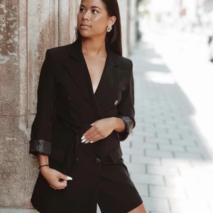 Kavajklänning från Madlady  - Snygg kavajklänning i nyskick från Madlady. Storlek Small, passar även dig med storlek Medium. 