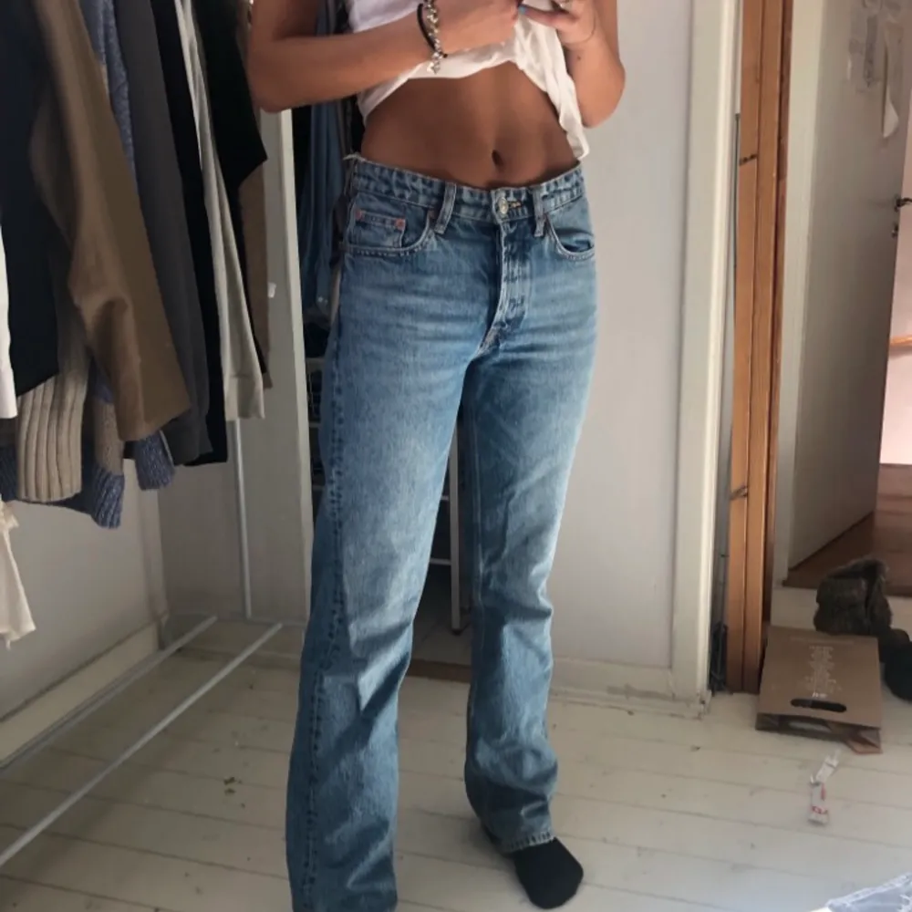 Modellen är 175 och de går ner till marken på henne, välidgt bra skick💕. Jeans & Byxor.