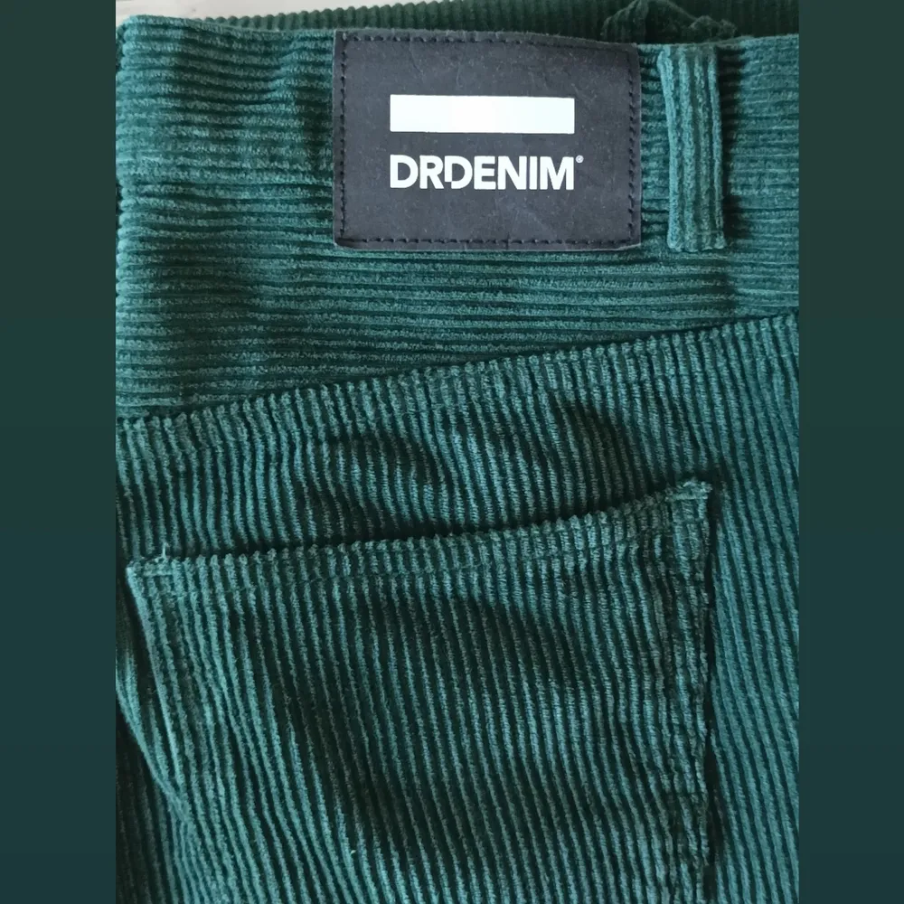 Supersköna och snygga Dr Denim i mörkgrön manchester. Använda ett par gånger. Strl 26 W, 30 L. Passar mig som är storlek xs/s. Jeans & Byxor.