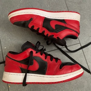 Nike Air Jordan 1 Low M - Gym red - Säljer mina låga jordans i storlek 37.5, modellen heter: ”Nike Air Jordan 1 Low M - Gym red” och köptes för 1900 på Sneakers corner i Gbg. Endast använda fåtal gånger så ser ut som nya! :) köpare betalar frakt: 66kr spårbart! Tveka inte med frågor! :p