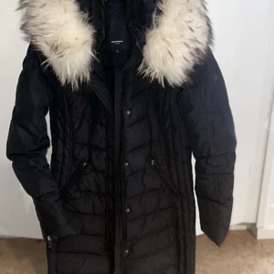 Rockandblue vinterjacka  - Vinterjacka från rockandblue, använd 1 vinter. Pälsen är äkta och går att ta bort. Storlek 36 (passar S-mindre M), går över rumpan. Pris kan sänkas vid snabbköp.💖