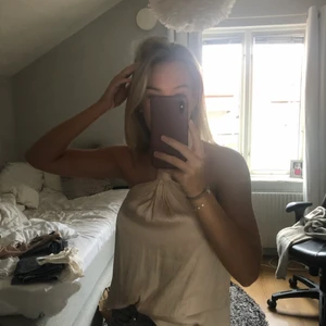 Festtopp  - Säljer denna perfekt festtoppen från mango, aldrig använd💕💕💕 frakt tillkommer