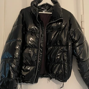 Dunjacka från Ginatricot storlek S - Säljer nu min dunjacka i storlek S overside. Finns snören man kan dra åt nere vid midjan.. använd 1-2 gånger 