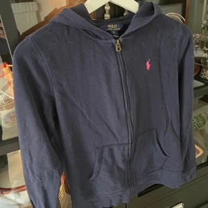 Polo Ralph lauren tröja - Tröjan är från kidsbrandstore och är i storlek XL (16år) den är lite för liten för mig som är en storlek XS. 