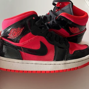 Jordan 1 - BUDA BARA OM DU HAR PENGARNA. Säljer dessa Jordan 1 hot punch. Storlek 37.5 men passar mig med 38. Inte så mycket använda. Boxen finns men kvittot har jag inte kvar. Buda om du är intresserad. 