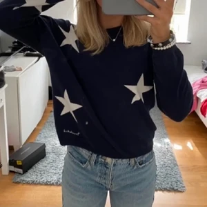 Intresskoll!!! - Första bilden är lånad!!! Intresskoll på min jättefina tröja som är köpt på secondhand. I storlek xs men passar mig som har S med! Säljer endast vid bra bud 💕💕💕