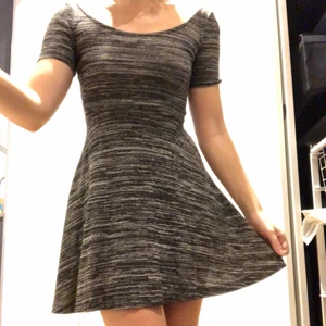 Gullig kortklänning - Söt gråspräcklig kortklänning som jag älskar men inte använder så ofta. Därför kollar jag nu om någon är intresserad av att ta över den? Fin att ha under vinterhalvåret då tyget är tunnt men ändå lite varmt. Passformen är förträfflig! Katt finns i hemmet!